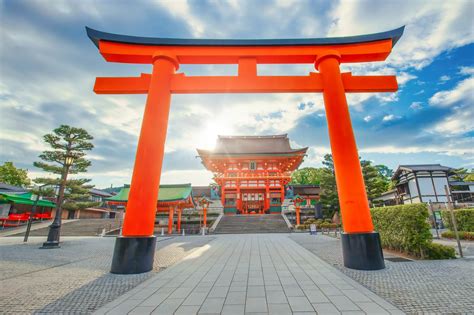 O Fushimi Inari-taisha: Uma Festa de Milhares de Portas Vermelhas e um Testemunho da Fé Indomável