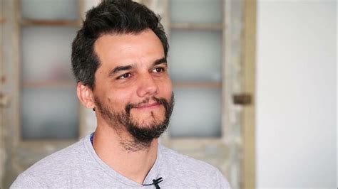 Ação Social Criando Ondas: Os Impactos da Campanha Um Amigo Por Vez de Wagner Moura em Comunidades Marginalizadas do Brasil